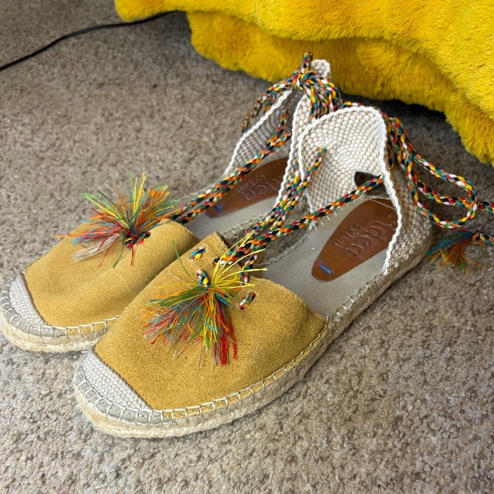 L’idea by Lori Yellow Suede Flat Espadrille Sandal Size 37. Retail $168